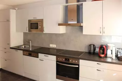 1_haus_birgit_pettneu_appartement_kuechenzeile