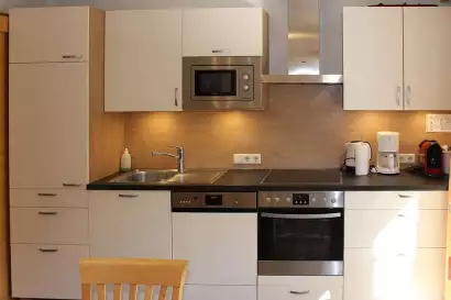 3_haus_birgit_pettneu_appartement_kuechenzeile