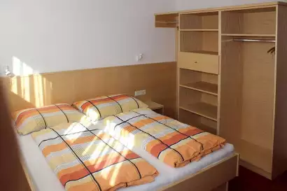 4_haus_birgit_pettneu_appartement_schlafzimmer