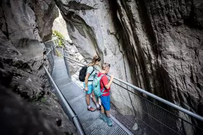wandern_Schnanner-Klamm_Familie_Sommer-TVB-St-Anton-am-Arlberg_Patrick-Baetz