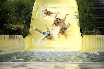 Wellcom_schwimmen_Familie_Sommer-TVB-St-Anton-am-Arlberg_Christoph-Schoech