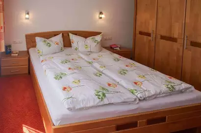 3_haus_birgit_pettneu_appartement_schlafzimmer