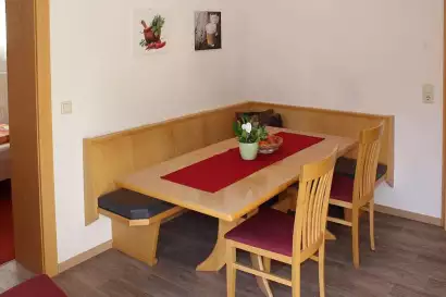 2_haus_birgit_pettneu_appartement_esstisch