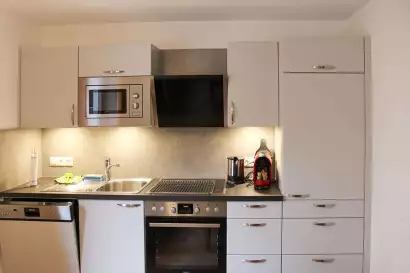 1_haus_birgit_pettneu_appartement_kuechenzeile